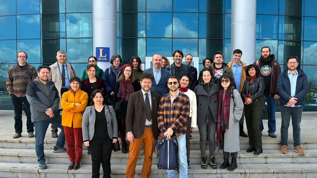 cebecidayanisma's tweet photo. Faşist çetelerin yuvalanmaya çalıştığı Cebeci’de, onların işbirlikçisi kayyum rektör Necdet’in talimatlarıyla akademisyenlere yönelik soruşturmalar başlatıldı. +++ https://t.co/c21v3ds0h4