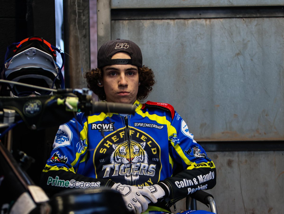 SpeedwayGB's tweet photo. 🚨 𝗟𝗔𝗧𝗘𝗦𝗧 | 🏁
🏆 Premiership KO Cup (Northern)
🏟 Owlerton Stadium
5️⃣ heats gone and the hosts are ahead - taking the chequered flag in all five races thus far.
🐯 𝗧𝗜𝗚𝗘𝗥𝗦 1️⃣8️⃣-1️⃣2️⃣ 𝗔𝗖𝗘𝗦 ♣️
📸 Mia Durkin
#️⃣ #SHEBEL #britishspeedway🇬🇧 https://t.co/eGEMgt2XVk