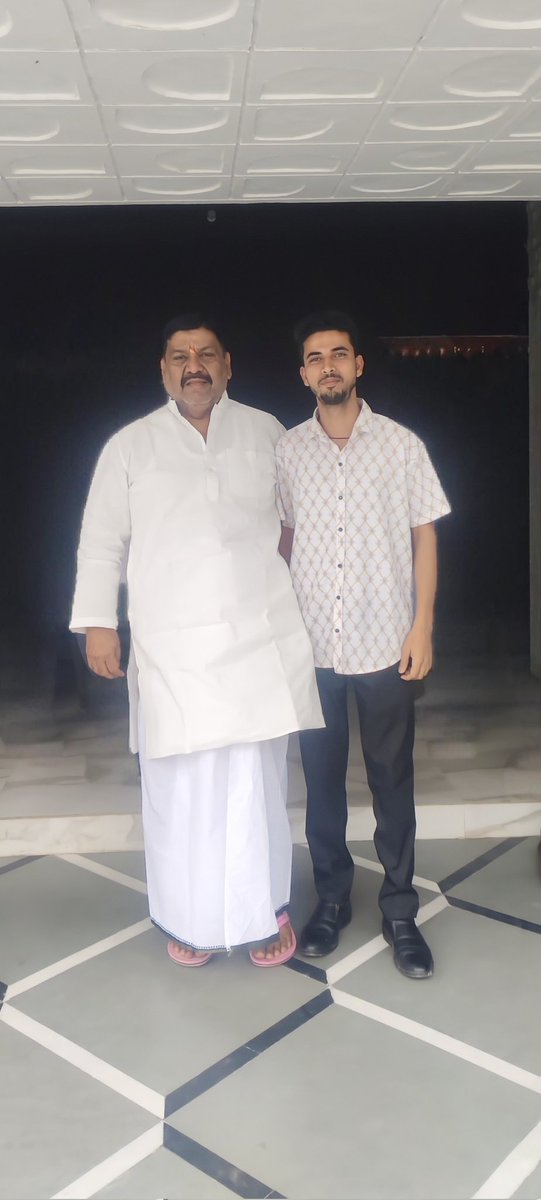 shekh_harish's tweet photo. दायरे मे सिमट के आएगा
हर रवायत से हट के आएगा
आँधियो क़ो जरा खबर कर दो
शेर वापस पलट के आएगा

माननीय श्री अरविंद कुमार सिंह "गोप" जी को जन्मदिन की बहुत-बहुत बधाई शुभकामनाएं, ईश्वर आपको स्वस्थ्य और दीर्घायु रखे.!और आपका स्नेह,आशीष, प्यार, मार्गदर्शन, सदैव बना रहे.!
@ArvindSinghGOPE https://t.co/wmV1Jjx6Wo