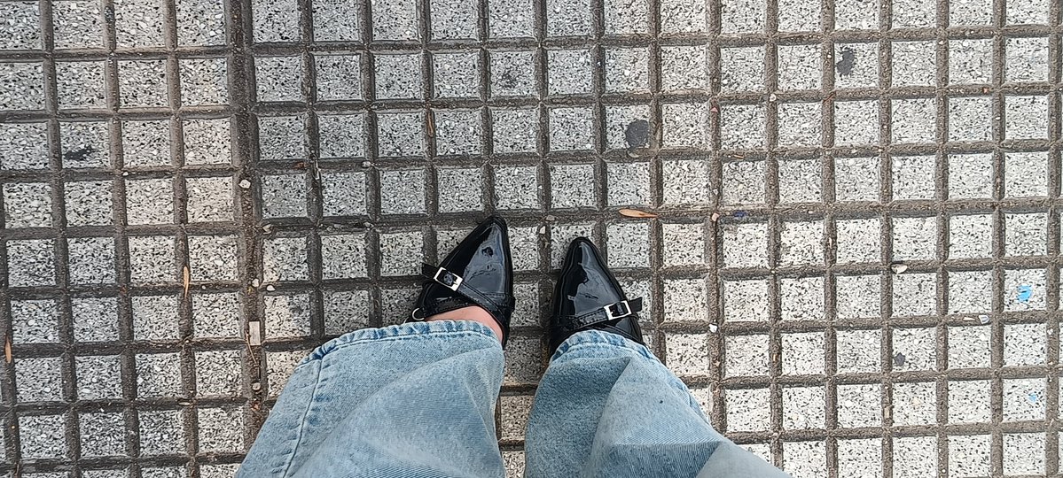 que no llueva por qué hoy llevo estos maleducados, rézenle a la Pachamama al indio y a la sole por mi