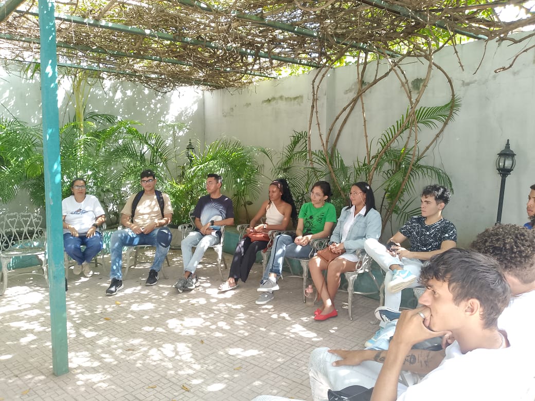 Universidad_UDG's tweet photo. Encuentro de generaciones con jóvenes de la @Universidad_UDG,  en el Museo de los Asaltantes , #Bayamo, actividad dentro del programa por el Centenario de #Fidel , el #64Aniversario Unión de Jóvenes Comunista, logrando un intercambio de experiencia. https://t.co/D1E5K04A6r