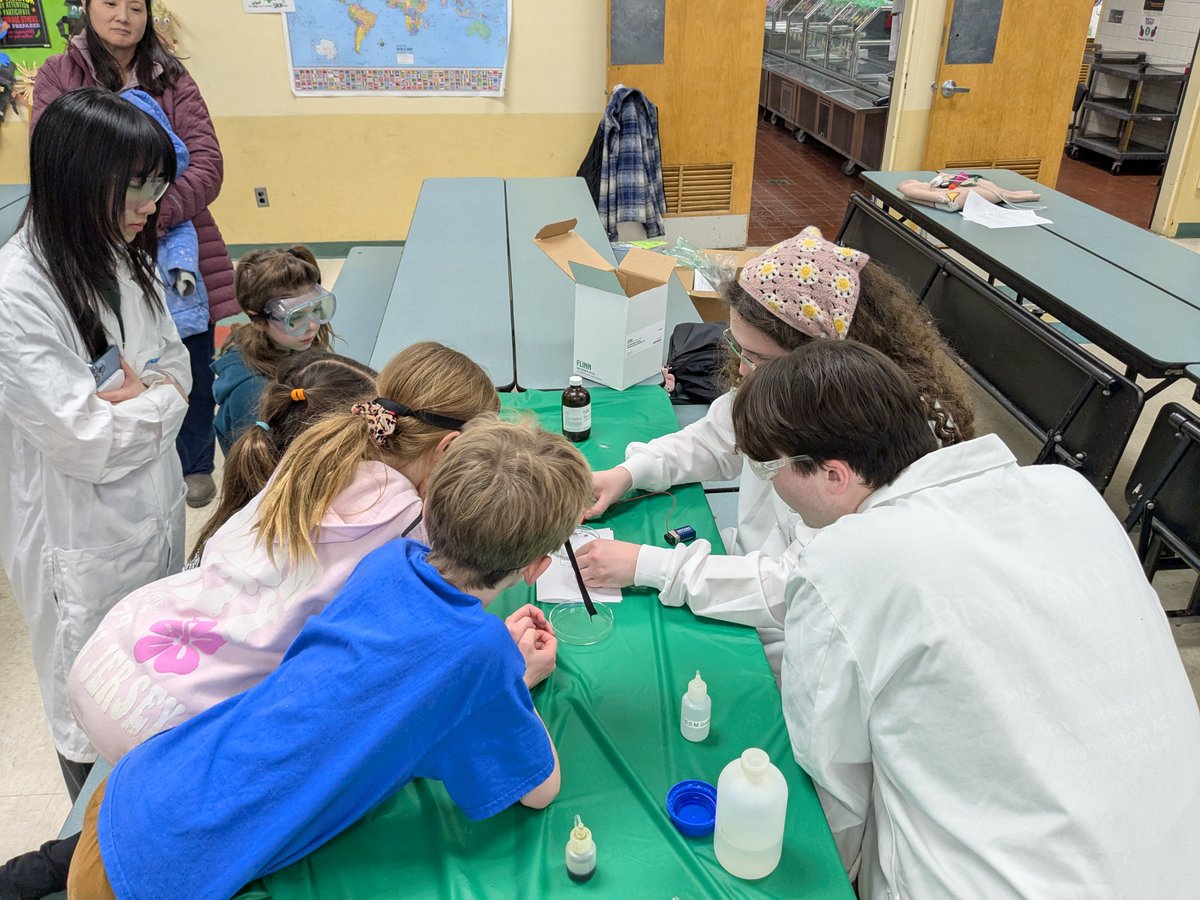 ACSBinghamton's tweet photo. Our ChOP volunteers returned to Vestal hills last Wednesday evening for their Explore Night, showing a new group of students chemistry that can be found in their kitchen! https://t.co/3Gz2E7vOj9