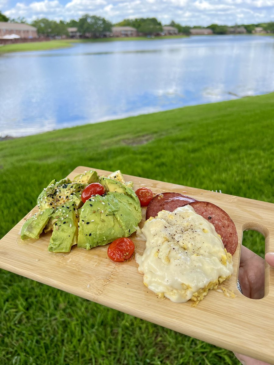 theerobarnold's tweet photo. My brunch walks really are a one-two punch 👊💥

675 cal, 28g protein, 10.5g net carbs w/ 10g fiber. 🥚🍅🥑 Low-sodium everything seasoning + EVOO = high-flavor and total fuel. https://t.co/fk9ioaBPv5