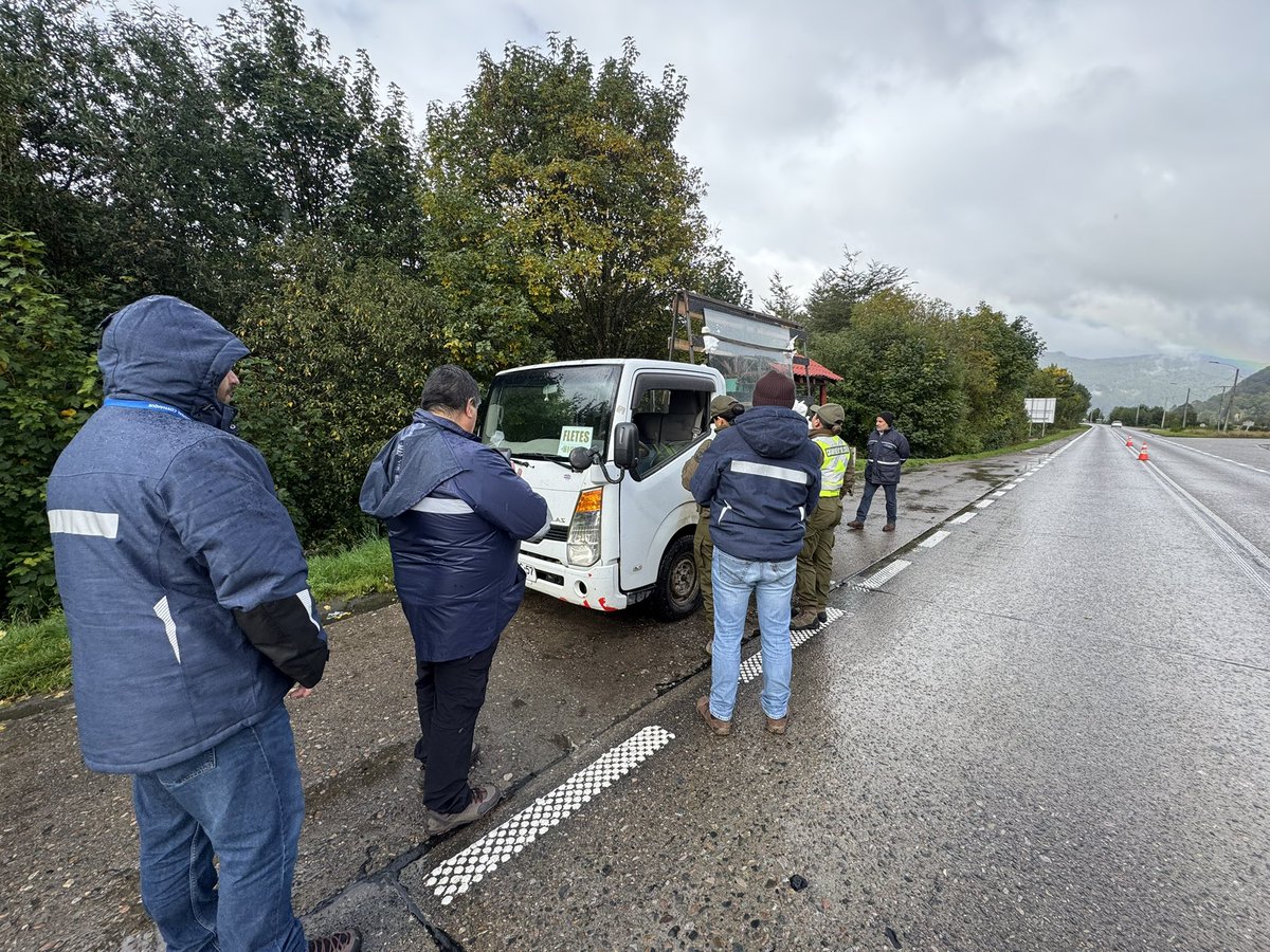 DPPAysen's tweet photo. Esta mañana junto al Seremi de Salud, el Delegado Provincial, Carabineros y SII estuvieron realizando una fiscalización a vehículos en la ruta de Aysén a Coyhaique con la finalidad de entregar información y recomendaciones a todos y todas para este fin de semana santo. https://t.co/EI6EnIhDQP