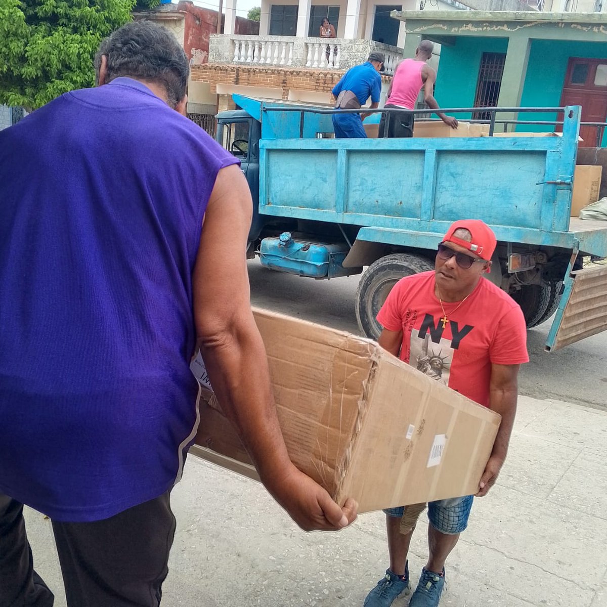 Ya se recibieron los donativos de implementos deportivos para los Combinados Eladio Cid y Pepe Barrientos. Pronto se inaugurará con todo y Ned de voleibol, pelo las,  trampolín y canchas de baloncesto. Lindo regalo vísperas del 4 de Abril. 
#CubaVencerá 
#CubaEstáFirme