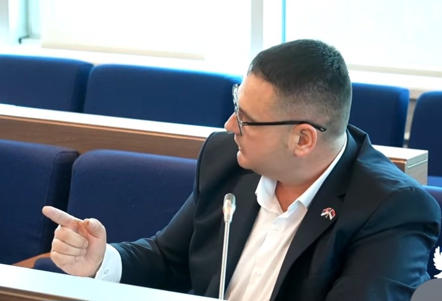 ГРАЂАНИ НЕ СМИЈУ БИТИ ЖРТВЕ ЛОШЕГ УПРАВЉАЊА! 🚫💧

​Данас је одржана тематска сједница Скупштине града Бијељина на којој се отворено расправљало о дубоким проблемима у пословању АД „Водовод и канализација“, али и о предлогу градоначелника и директора да се ти проблеми рјешавају