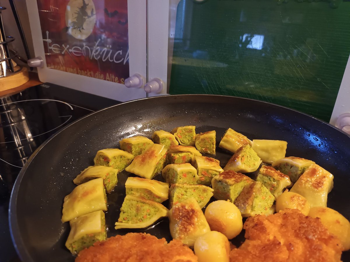 kristallnaach's tweet photo. 😍 “#frischgekocht“& sehr lecker 😋
Habe Hunger😜🍴😝Guten Appetit
#Steakhouse-Qualität😎#Spanferkel
#Hexenküche 🧙♀️#selbstgemacht
#Gemüse🥕#Maultaschen🍷#Wein https://t.co/pCOgznLNF9