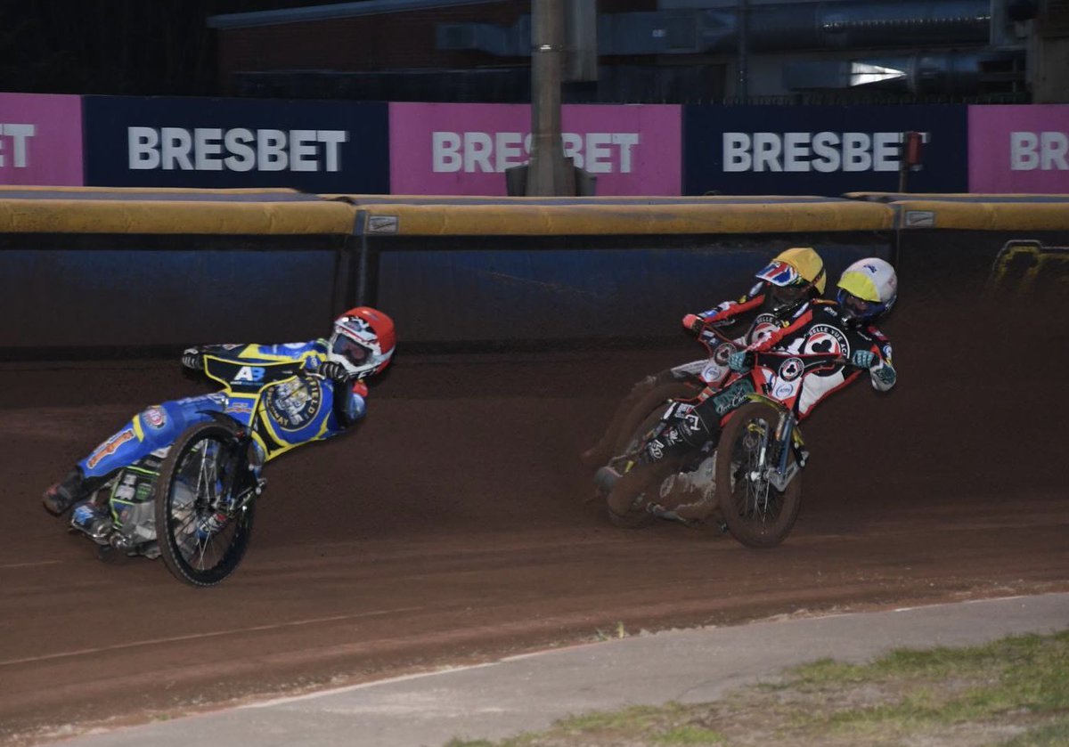 TigersSpeedway's tweet photo. 🏁 𝗟𝗔𝗧𝗘𝗦𝗧 | 8️⃣ heats gone...
👍 Ahead on aggregate.
Chris picks up another tapes-to-flag triumph with Picko and Jye adding a big 5-1.
Anders and Luke follow suit!
🔵🟡 31-17 ♣️🔴 | 📊 Agg: 73-65
📸 @charaflanigan
🐯 #TigersPride | #SHEBEL https://t.co/0MIyEyDM8h