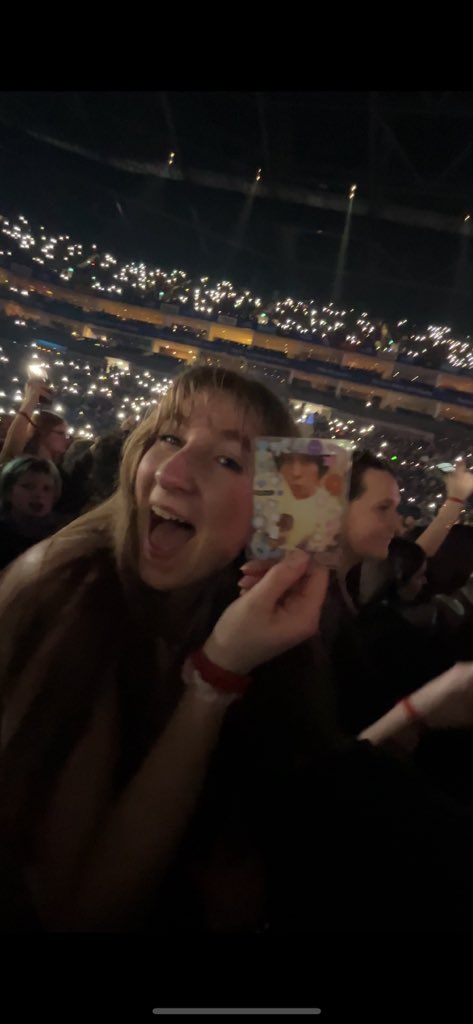 edie ✦ misses 5sos :’) tweet media