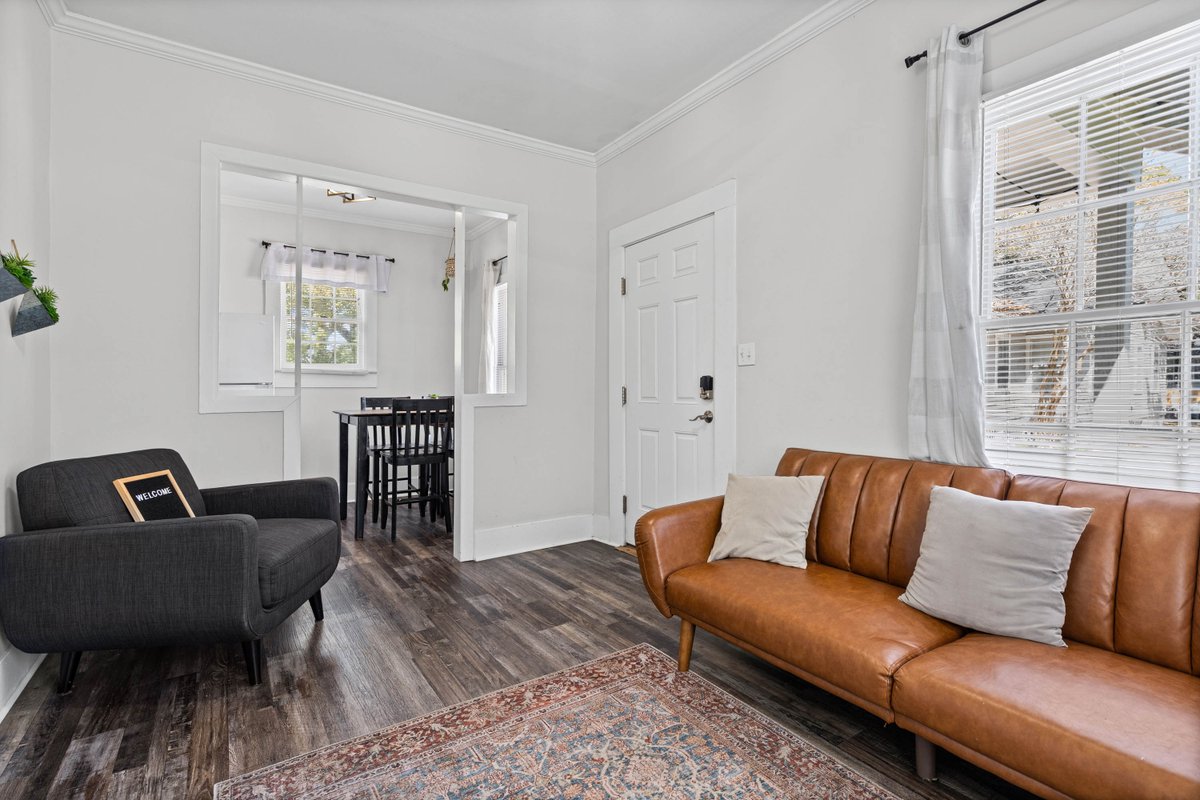 DSFPhoto's tweet photo. This downtown rental is seriously so cute! 😍#DeepSouthFocusPhotography #DowntownLiving #RentalVibes #MobileAL #HomeGoals https://t.co/MeXpHy1SDO