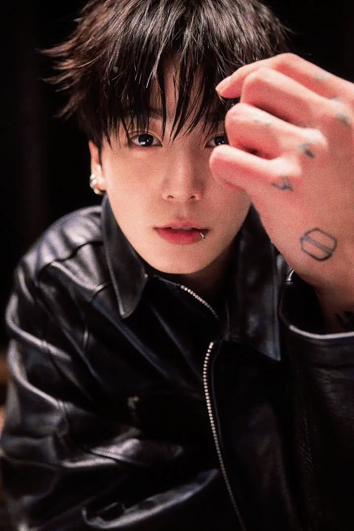 jjhopepjk's tweet photo. #jikookau #kookminau | strawberry cigarettes 

Onde Kitty Gang acaba se apaixonando pelo seu segurança bonitão.

ㅡ Eu acho que sempre gostei de garotos problemas. 

ㅡ Você me acha um problema? 

ㅡ Não. O único problema é que talvez você não goste de mim. 

ㅡ Kitty, eu gosto. https://t.co/ViE3wSSMDG