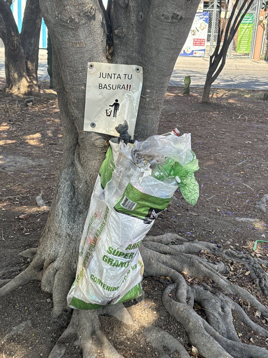 Cuando la ausencia de equipamiento urbano de áreas públicas es evidente por parte del <a href="/ZapopanGob/">Gobierno de Zapopan</a>, la iniciativa y creatividad del ciudadano florecen… <a href="/JuanJoseFrangie/">Juan José Frangie</a> <a href="/Linea_Zapopan/">Línea 24/7 Zapopan</a>