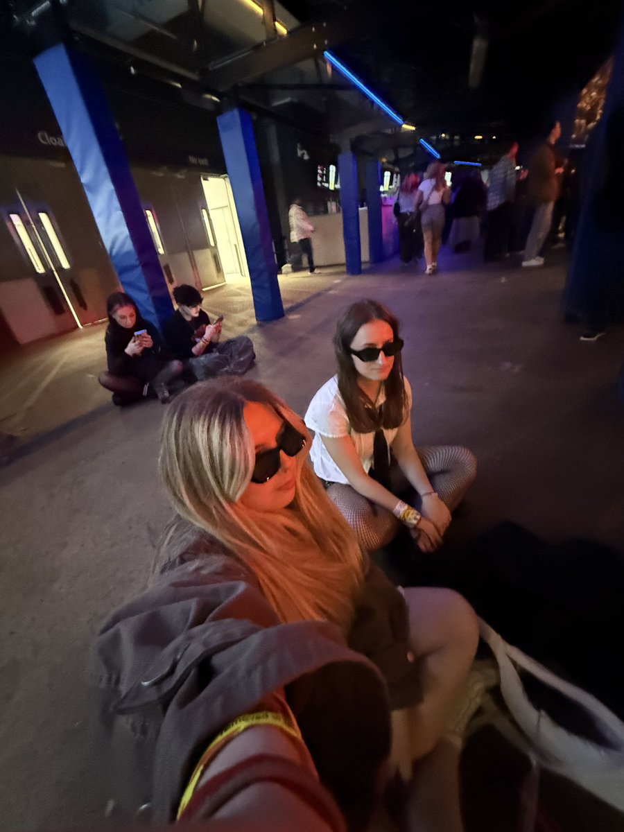 katie ✶⋆.˚ tweet media