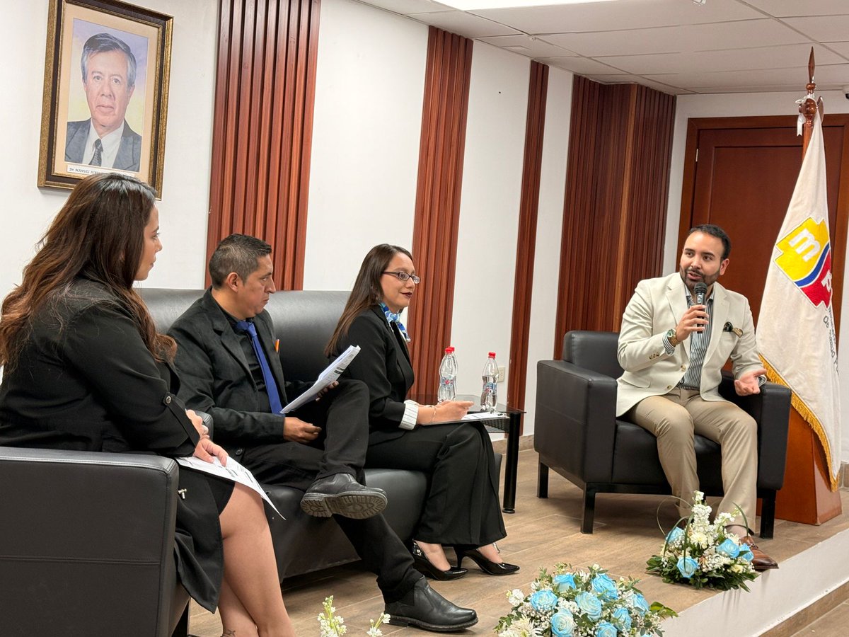 HIAyoraLoja's tweet photo. @Salud_Ec @Salud_Loja @BenjaminCe16810 La intervención de usuarios que compartieron testimonios de gratitud, evidenciaron el rostro humano de la atención recibida. El evento concluyó con la instalación de mesas de trabajo, un espacio clave donde la ciudadanía ejerció su derecho al control social y la participación. https://t.co/LjQTviLVYD