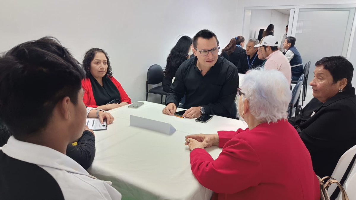 HIAyoraLoja's tweet photo. @Salud_Ec @Salud_Loja @BenjaminCe16810 La intervención de usuarios que compartieron testimonios de gratitud, evidenciaron el rostro humano de la atención recibida. El evento concluyó con la instalación de mesas de trabajo, un espacio clave donde la ciudadanía ejerció su derecho al control social y la participación. https://t.co/LjQTviLVYD