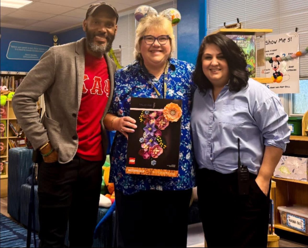 SMCLAbookden's tweet photo. I felt lots of love from @CREWatDISD this week in honor of Librarian Appreciation Month!  All the cards, gifts and gift cards made me feel so special!  A huge shout out to all the staff and students who make my job AMAZING!  @ProjectReadDISD @DISD_Libraries @LauraRubioGarza https://t.co/kDmxyKo7NC