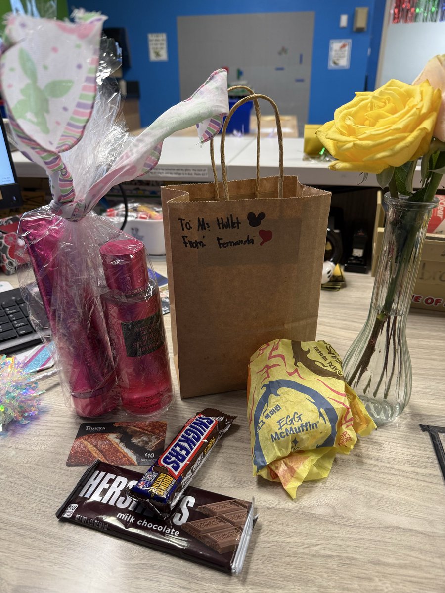 SMCLAbookden's tweet photo. I felt lots of love from @CREWatDISD this week in honor of Librarian Appreciation Month!  All the cards, gifts and gift cards made me feel so special!  A huge shout out to all the staff and students who make my job AMAZING!  @ProjectReadDISD @DISD_Libraries @LauraRubioGarza https://t.co/kDmxyKo7NC