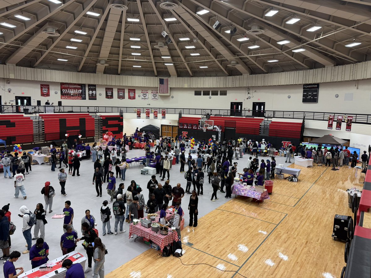FCSCTAE's tweet photo. @3DEschools @tricitiessga marketing students showcased their businesses at market day! The event was full of energy and excitement from the student entrepreneurs and the faculty and students customers! Amazing job! https://t.co/aceLwhokBI