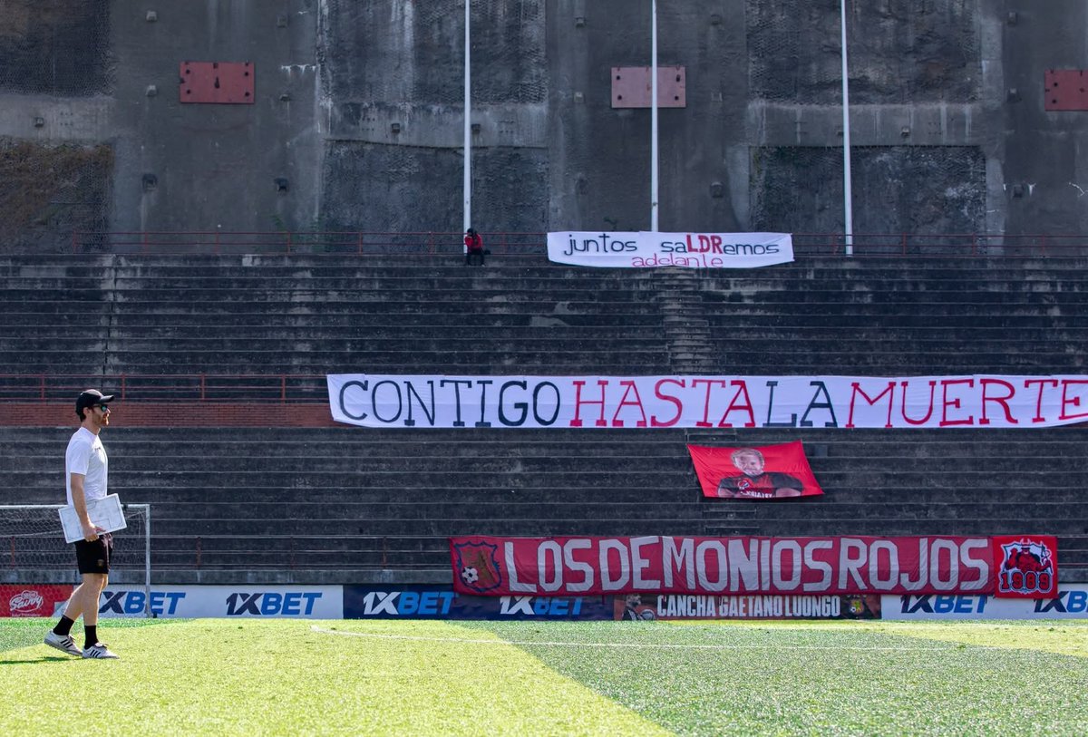 ComunidadFutve's tweet photo. 🔥 Los Demonios Rojos se pronuncian

Respaldo total a Fernando Aristeguieta.

La hinchada lo dejó claro con trapos durante el entrenamiento. https://t.co/PnKnfQfMPx