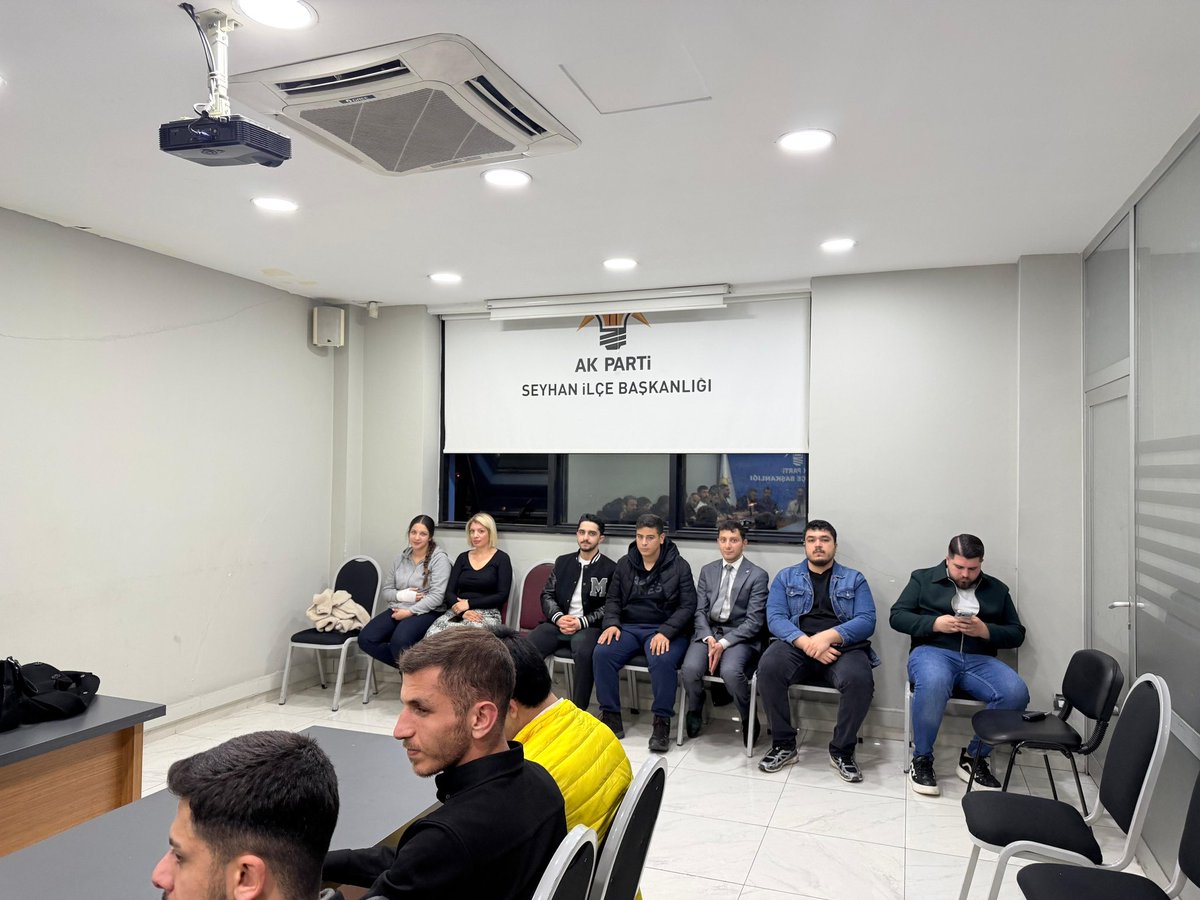 📍 AK Parti Seyhan İlçe Başkanlığı

Gençlik Kollarımızın haftalık olağan yönetim kurulu toplantısına katılım sağladık.

İlçe Gençlik Kolları Başkanımız Sayın Oğuzhan Yargı ve kıymetli yönetimiyle bir araya gelerek yürüttükleri çalışmaları değerlendirdik. İnandığı dava uğruna