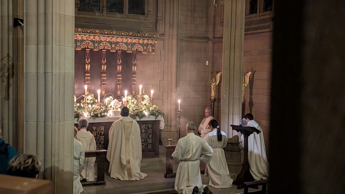 Wakefield Cathedral tweet media
