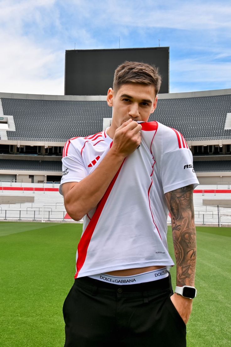 flagayjogadores's tweet photo. Bem que ele poderia ter tirado a cueca também, ao invés de tirar só o short 🤭 https://t.co/1AaHLkD87k