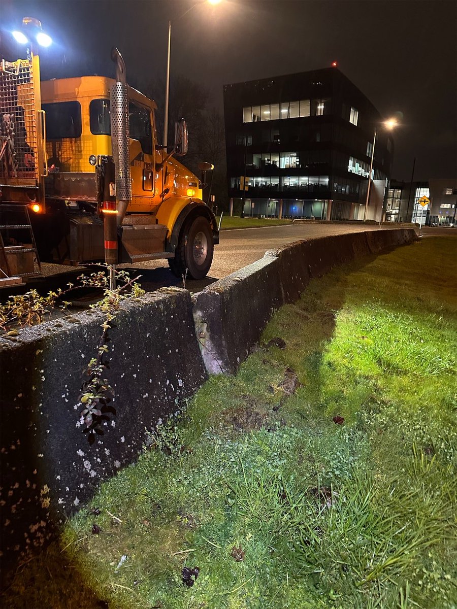 MainroadLM's tweet photo. Mainroad crews attend to incidents on the highway every day, and when passing vehicles don't slow down, it becomes dangerous for crews on the road. 

#SlowDownMoveOver when you see yellow flashing lights. They're keeping the roads safe for you. @TranBC_LMD https://t.co/8WfBPPSPNr