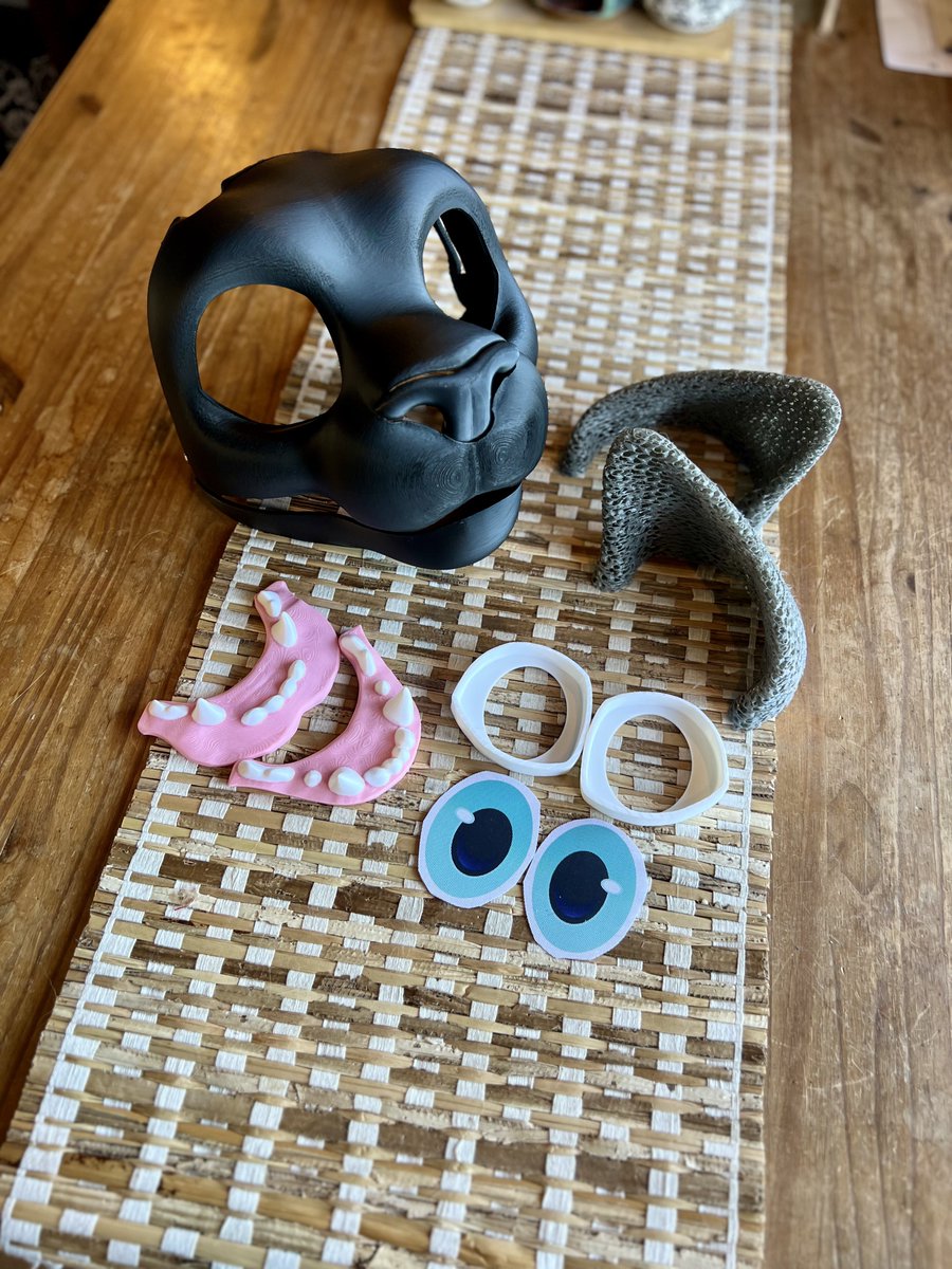 Biglionsden 🦁 @ Confuzzled tweet media