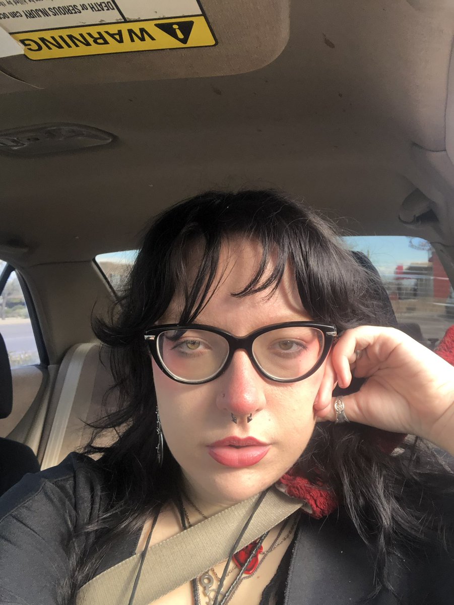 𝔏𝔢𝔬𝔫’𝔰 𝔳𝔞𝔪𝔭𝔦𝔯𝔢 𝔴𝔦𝔣𝔢 (𝔯𝔢𝔞𝔩) tweet media