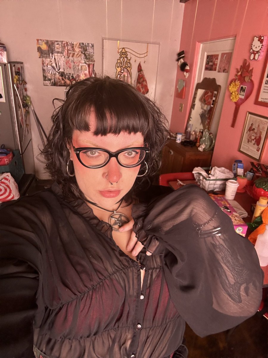 𝔏𝔢𝔬𝔫’𝔰 𝔳𝔞𝔪𝔭𝔦𝔯𝔢 𝔴𝔦𝔣𝔢 (𝔯𝔢𝔞𝔩) tweet media