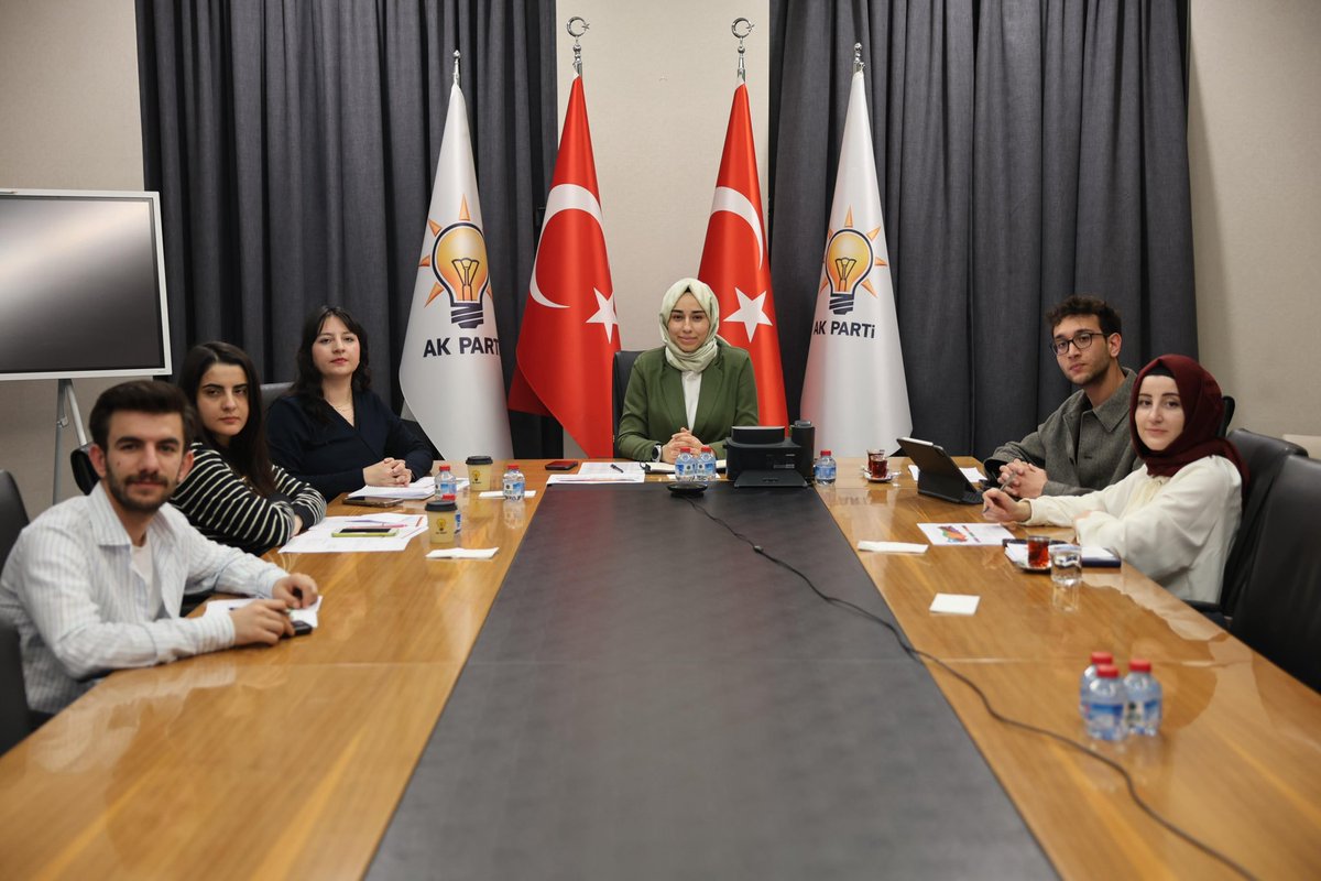 SUzkurt's tweet photo. 81 İl, Tek Hedef: Sağlıklı Bir Gelecek 🚀

Genel Merkez Gençlik Kolları Sağlık Politikaları Başkanlığı olarak, 81 ilimizin Sağlık Politikaları Başkanlarıyla gerçekleştirdiğimiz online toplantıda motivasyonumuz tam, ajandamız yoğundu.

İstişare toplantımızda sahadaki gücümüzü ve gelecek vizyonumuzu değerlendirdik. Sağlıkta dünya markası olan Türkiye’nin bu başarı grafiğini, genç kadrolarımızın enerjisiyle daha ileriye taşıyacağız. 81 ilde tek yürek, tek hedef 💪🏻🩺
