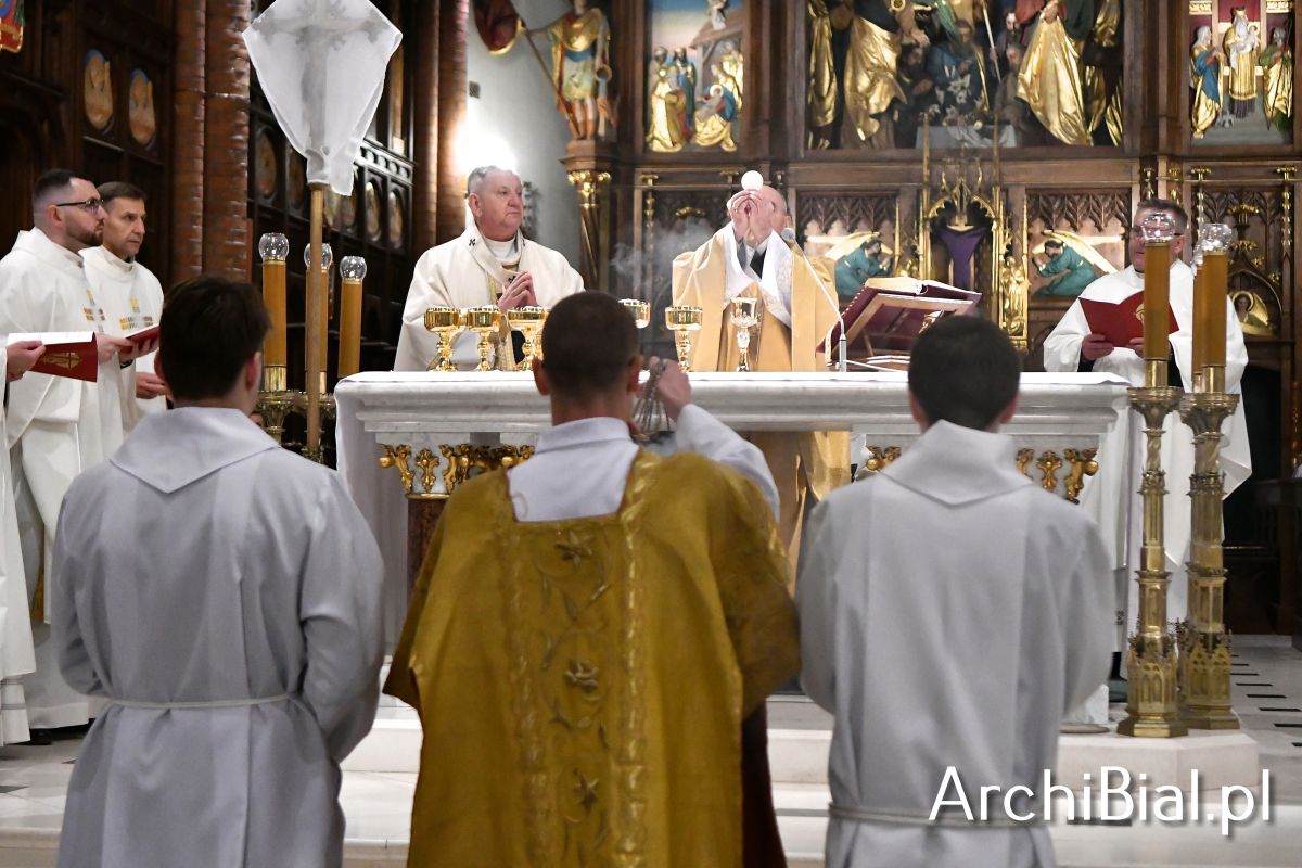 BialArchi's tweet photo. „Eucharystia jest nieustannym uobecnieniem miłości Boga i źródłem  przemiany życia” – podkreślił bp Henryk Ciereszko podczas Mszy Wieczerzy  Pańskiej w archikatedrze białostockiej. Liturgia rozpoczęła Triduum  Paschalne. https://t.co/IZri6sKZLm https://t.co/zJQJDvtBNH
