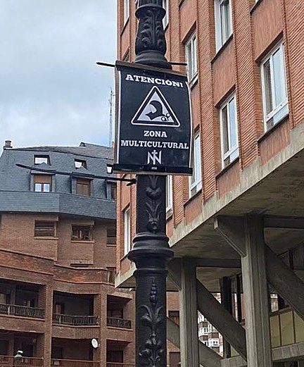 Antifaxismoa's tweet image. #CyL carteles de odio en #Burgos los mismos alertan de una «zona multicultural» y llevan impreso el logotipo del grupo neonazi Núcleo Nacional, legalizado por F. G. Marlaska 

#DelitoOdio 
@Contra_El_Odio @Antifaxismoa