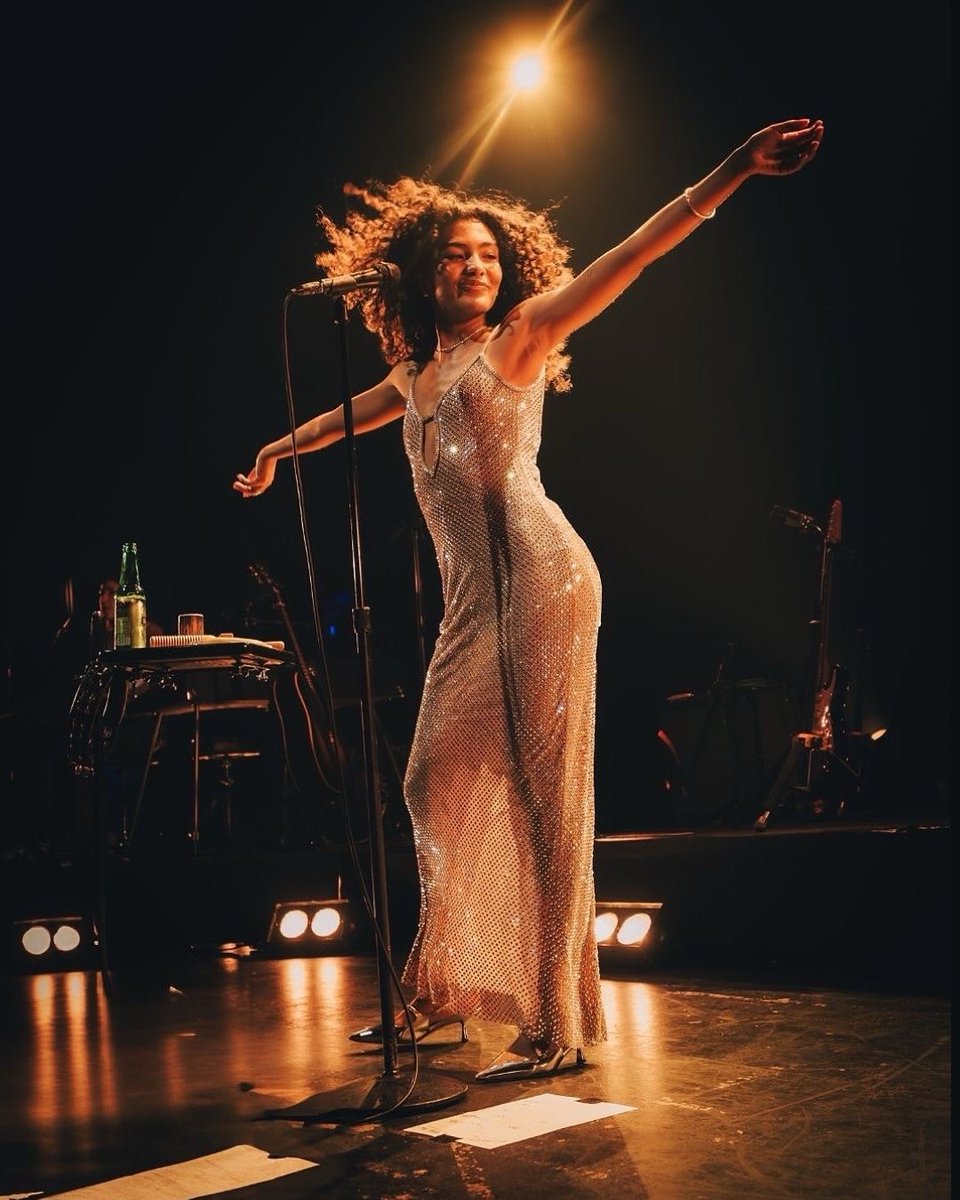 updatecultura's tweet photo. GRANDONA! Olivia Dean comentou sobre o episódio com a Ticketmaster, em que fãs pagaram valores acima do normal e, após seu posicionamento, receberam reembolso:

“Não há como eu subir naquele palco e cantar com o meu coração enquanto alguém fica sentado em casa e ganha US$ 500 ou US$ 600 de mim e de você. Eu quero que as pessoas possam se dar ao luxo de vir ao show. Eu não acho que você precise ser alguém que tenha muito dinheiro para curtir seu álbum favorito”