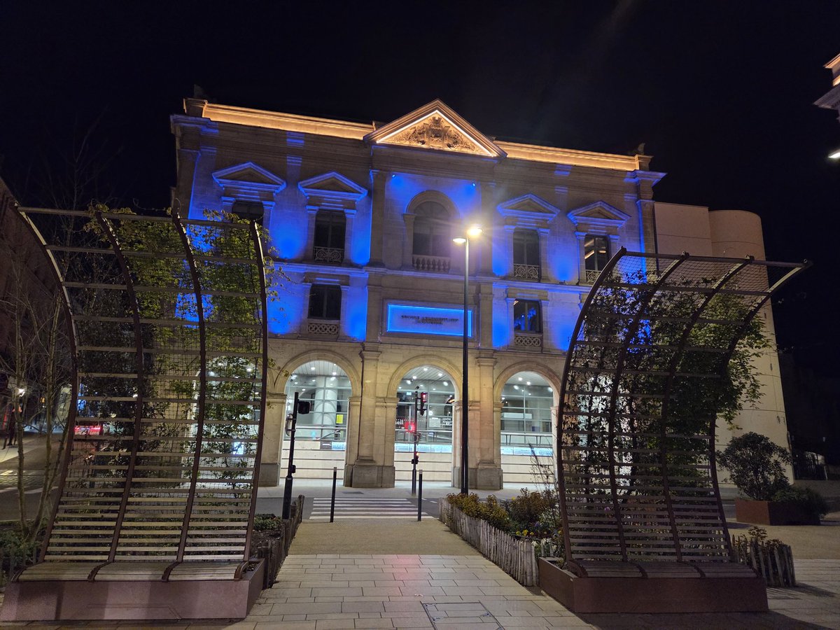 MichelNeveu6's tweet image. #2avril Journée mondiale de sensibilisation à l'#Autisme 
@Laval_la_Ville se pare de #bleu en soutien aux personnes autistes,à leurs familles et à leurs proches. @FlorianBercault 
#EricParis
#Handicapinvisible