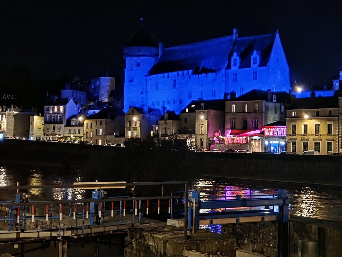 MichelNeveu6's tweet image. #2avril Journée mondiale de sensibilisation à l'#Autisme 
@Laval_la_Ville se pare de #bleu en soutien aux personnes autistes,à leurs familles et à leurs proches. @FlorianBercault 
#EricParis
#Handicapinvisible