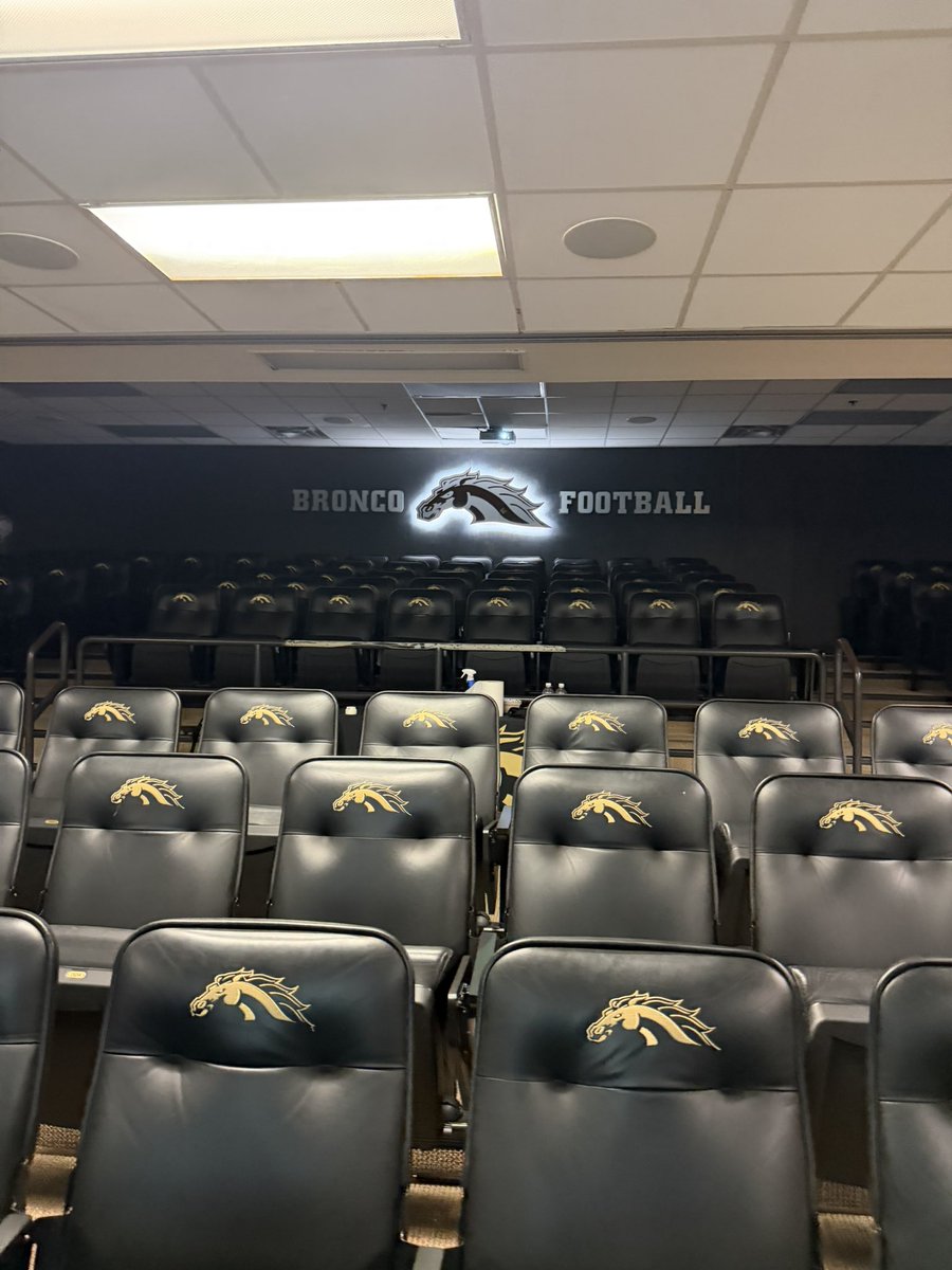 MikeyWalkerJR1's tweet photo. Thank you @CamAllenFB for the invite to Spring Practice @WMU_Football !! I enjoyed the presentation about the football program and had a great conversation with @RBCoachPaige. The recruiting team really made my day special. Can’t wait to come back in the Summer! 

@coachcioroch @WLWestern_FB 
@CoachAugerWLW @AllenTrieu 
@MIexposure @TheD_Zone
