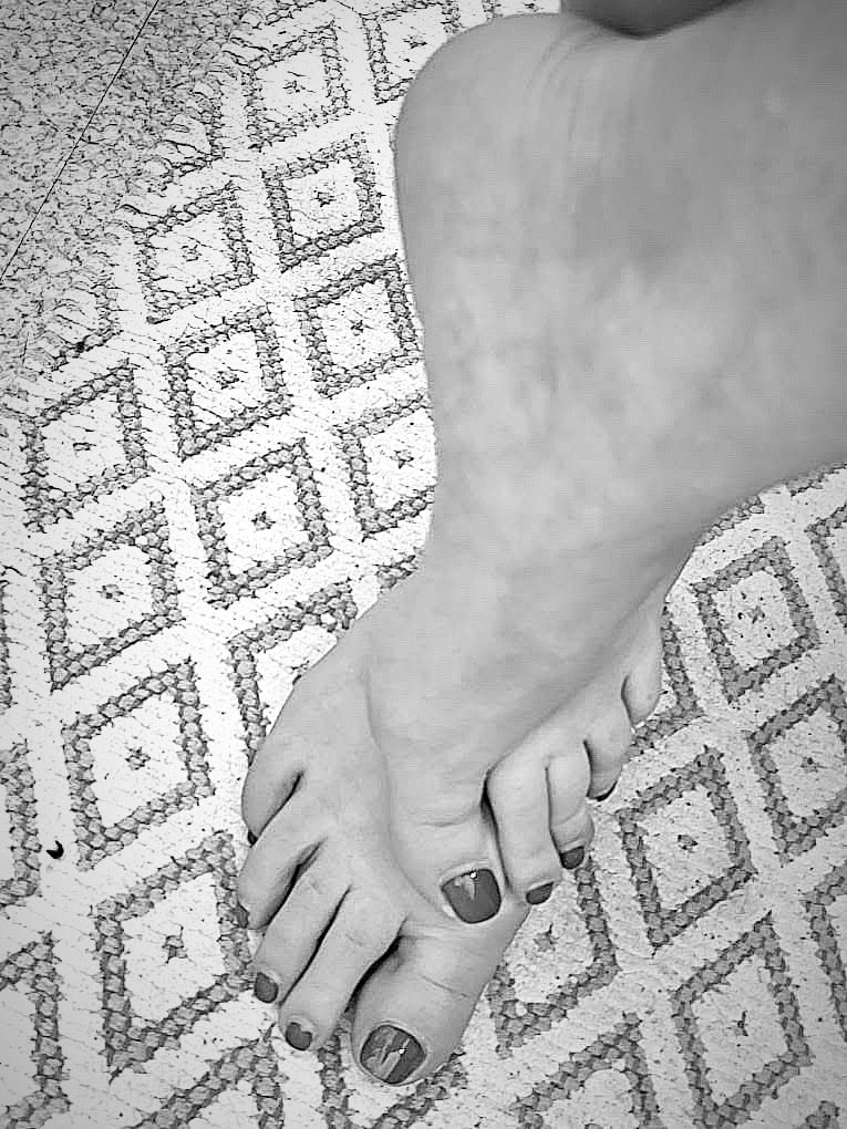 IsiaSecretFeet's tweet photo. Tu ne devrais pas regarder comme ça… mais j’aime ça 🫦😈
#feet
#feetfetishworld 
#feetlovers 
#prettyfeet 
#toelovers https://t.co/7PBSFBXFQv