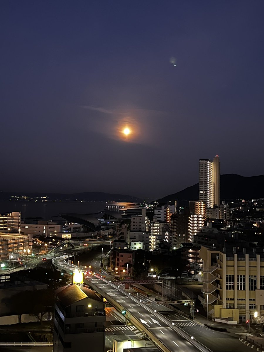 おはようございます😊
昨日は満月だったようですね🌕
Pink Moonと言うそうです︎💕︎
まだ綺麗に丸くなっています✨
週末 みなさん楽しい一日をお過ごしください🤗ྀི