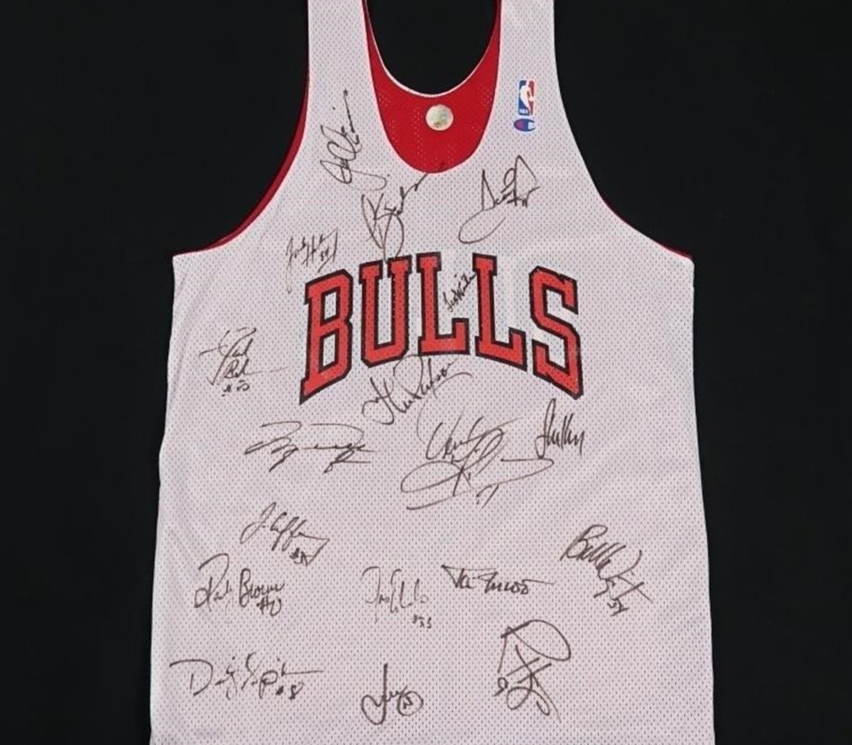 BartGolas's tweet photo. 1995-96 @ChicagoBulls team-signed practice jersey with a Field of Dreams cert. Notably, John Salley's signature is absent, consistent with a signing before he joined in March '96. @SamSmithHoops @KCJHoop — does this ring any bells? https://t.co/ay0T9ZJ1Up