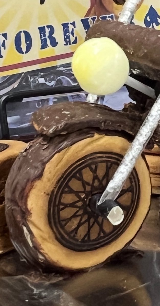 amanojakudesu's tweet image. 佐藤秀光さんの祭壇に飾られている「お菓子のトライク」。
その前後ホイールと旗台に使われているタイヤ焼きは「焼きたてタイヤ焼きMINT-S」さんで購入できます。
千葉県近郊の方は是非一度ご賞味ください。
#佐藤秀光 氏
#COOLS
#タイヤ焼き