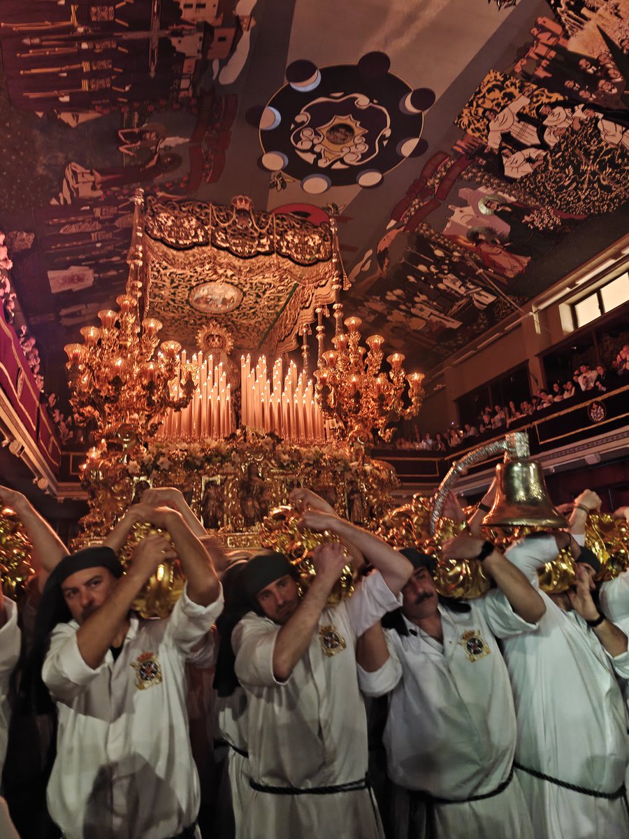 Sale la Virgen del <a href="/pasoyesperanza/">Esperanza de Málaga</a> a las calles de Málaga. La noche del Jueves Santo se la contamos en <a href="/COPEMalaga/">COPE MÁLAGA</a> 
🎙️97.1 FM+ APP  #CofradíasMLG