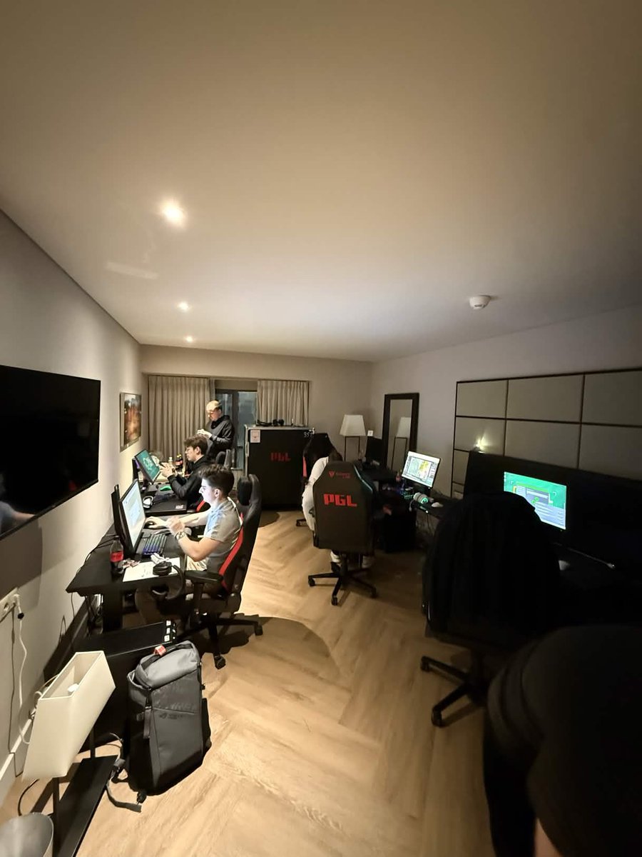 EYEBALLERS tweet media