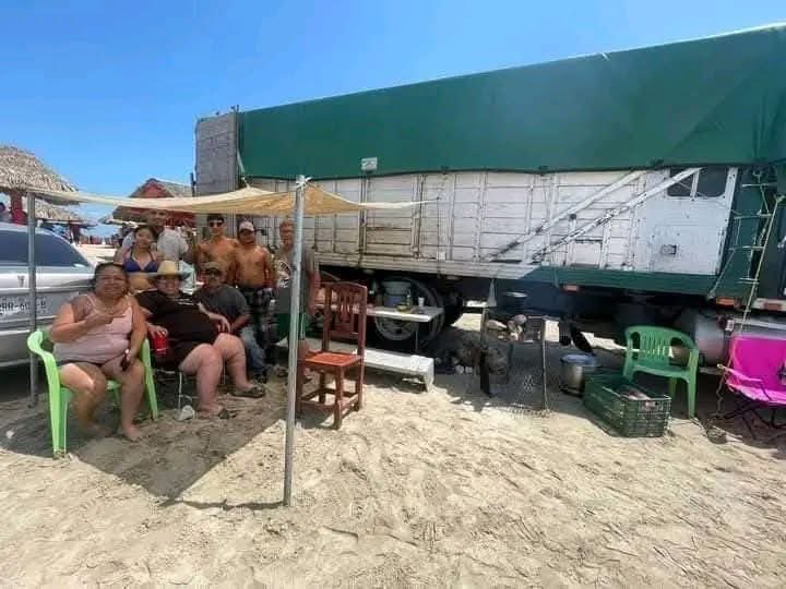 🚛🌊 Familia de 16 llega a Playa Miramar en camión adaptado como casa rodante. Entre críticas, destacan que lo importante es estar juntos 👨‍👩‍👧‍👦
