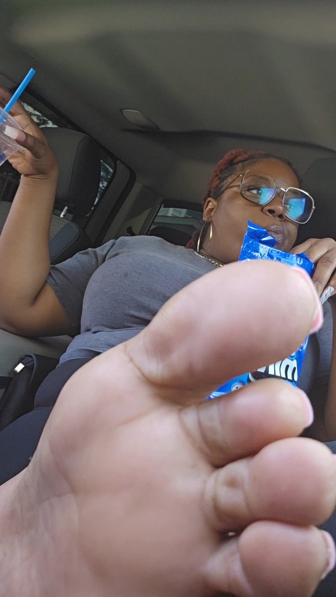 JadeTheGodess5's tweet photo. Anybody need a snack?!? 🤤🍫
#Footsy #BrownToes #PinkPolish #PrettyFeet #FeetLovers https://t.co/CxNvvEfduM