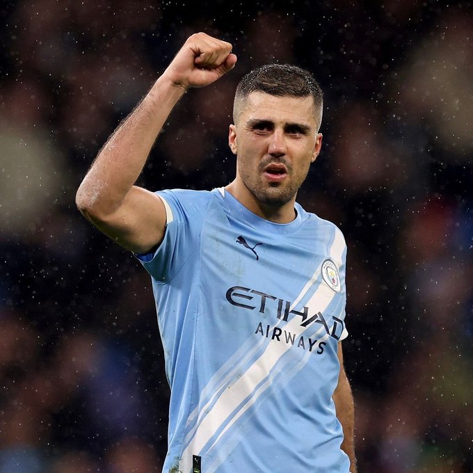 فابريزيو رومانو: مانشستر سيتي قدم عرضًا لرودري لتجديد عقده 