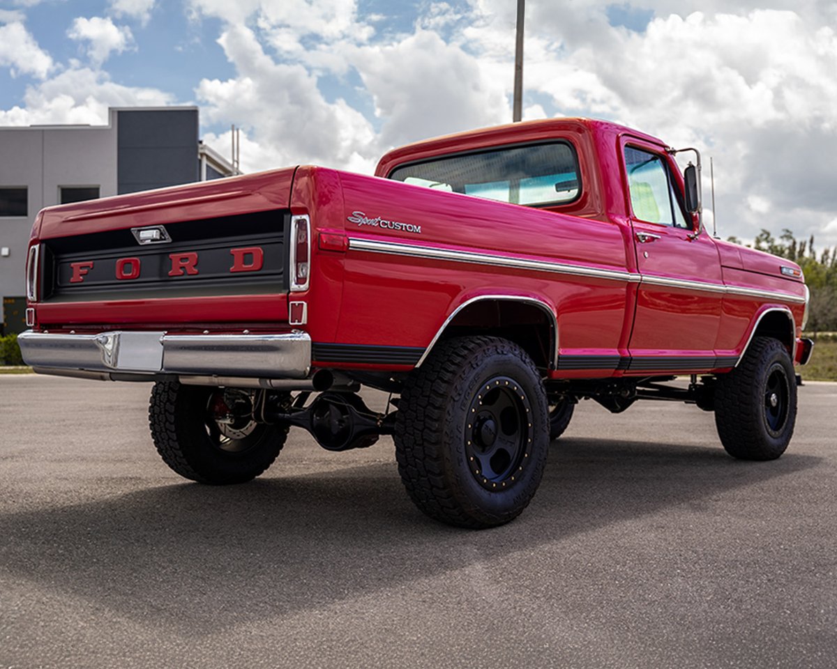 Barrett_Jackson's tweet image. Built for more than just looks. This custom 1971 @Ford #F100 pickup is powered by a 5.0-liter Gen 3 Coyote #V8 engine paired with a 10-speed 10R80 automatic transmission &amp;amp; four-wheel drive. Selling No Reserve during the 2026 #PalmBeach Auction.

More: bit.ly/PB26TW-1971For…