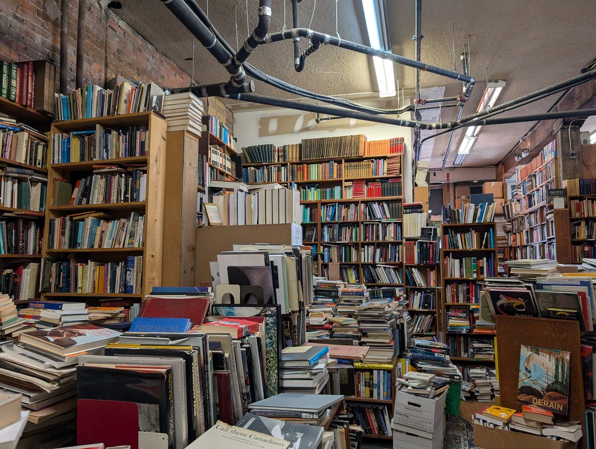 zzn2's tweet photo. 温哥华散步之MacLeod's Books https://t.co/MXkdhKnjq0