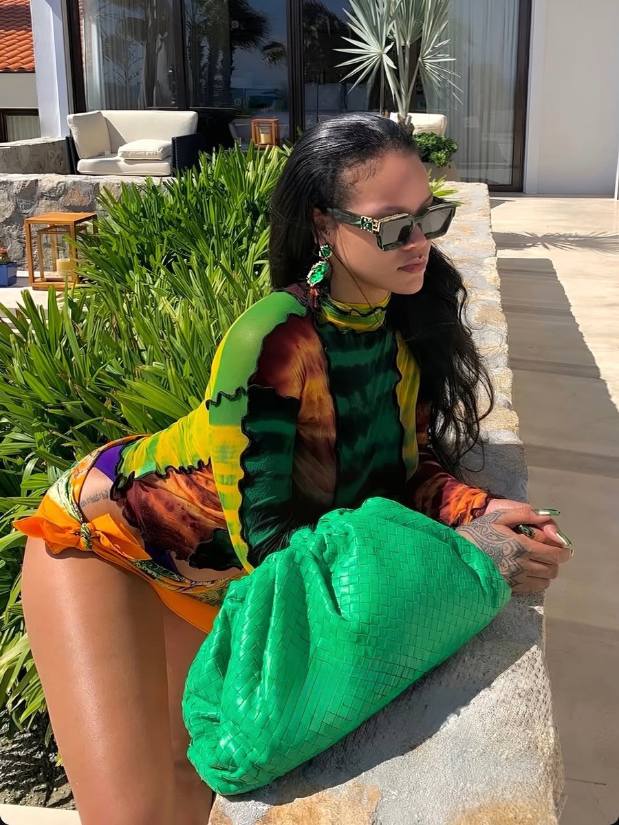 Rihanna | HQ tweet media