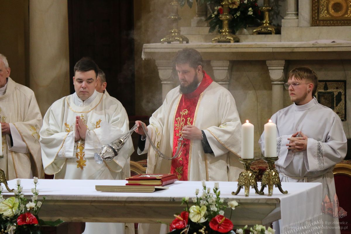 konkatedra's tweet photo. – Kiedy Ciało i Krew Jezusa Chrystusa będziemy spożywać, to urzeczywistni się to, że my jesteśmy razem i jesteśmy jedno – mówił w Wielki Czwartek ks. Łukasz Urban podczas Mszy Świętej Wieczerzy Pańskiej, rozpoczynającej Triduum Paschalne...
https://t.co/DHfiVFJpok https://t.co/tsfU8e10gQ